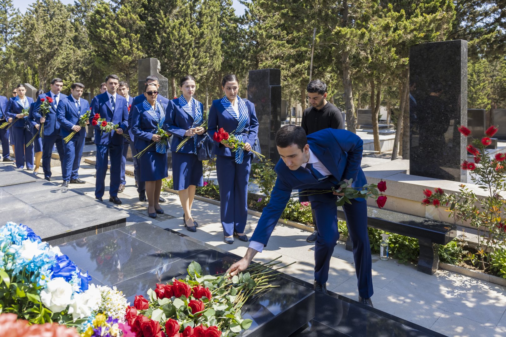 AZAL delegation visits grave of National Hero Hokuma Aliyeva (PHOTO)