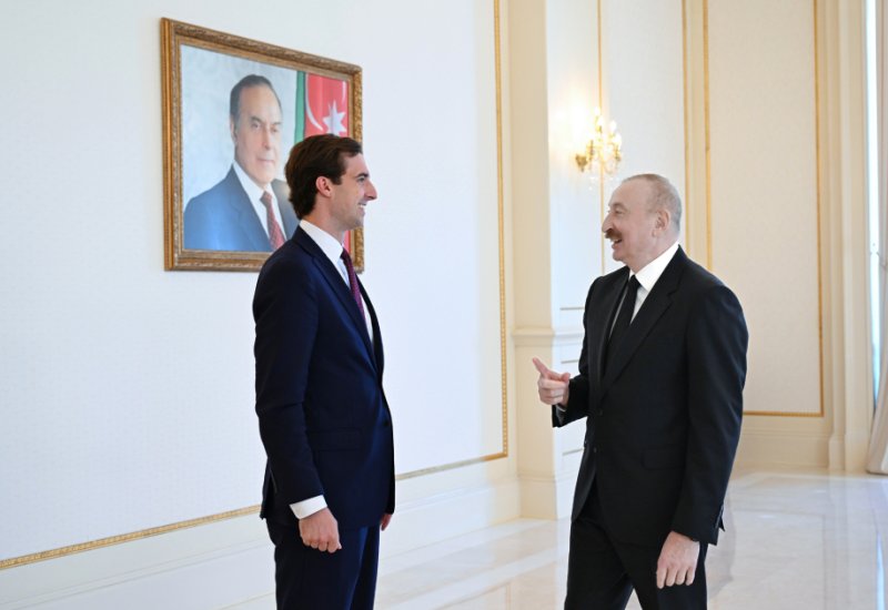 President Ilham Aliyev shows commemorative gift from President Donald Trump to U.S. Assistant Secretary of State (VIDEO)