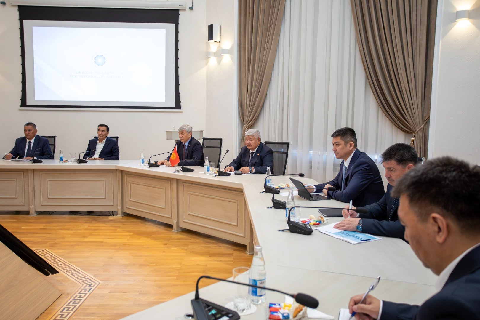 Azerbaijan, Kyrgyzstan explore expansion of energy co-op at Baku Energy Week (PHOTO)