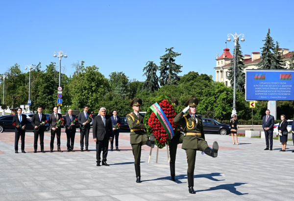 Azerbaijani deputy prime minister's delegation visits Victory Monument in Minsk (PHOTO)