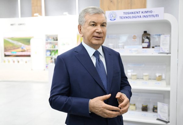 President Mirziyoyev reviews strategic chemical industrial hub in Chirchiq