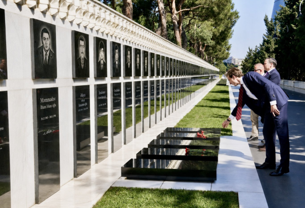 U.S. delegation visits Alley of Martyrs in Baku