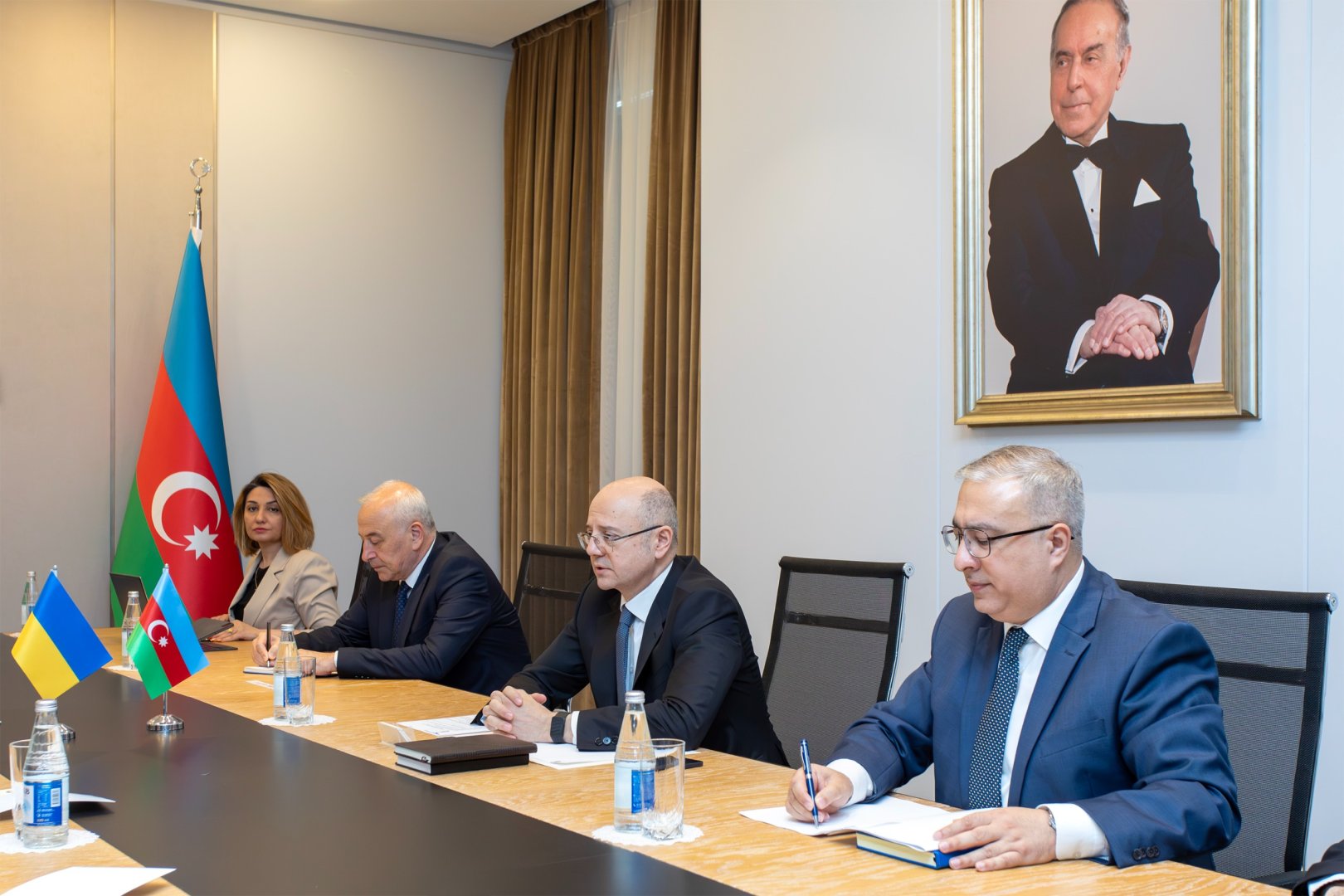 Azerbaijan, Ukraine hold talks on expanding energy partnership (PHOTO)