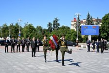Azerbaijani deputy prime minister's delegation visits Victory Monument in Minsk (PHOTO)