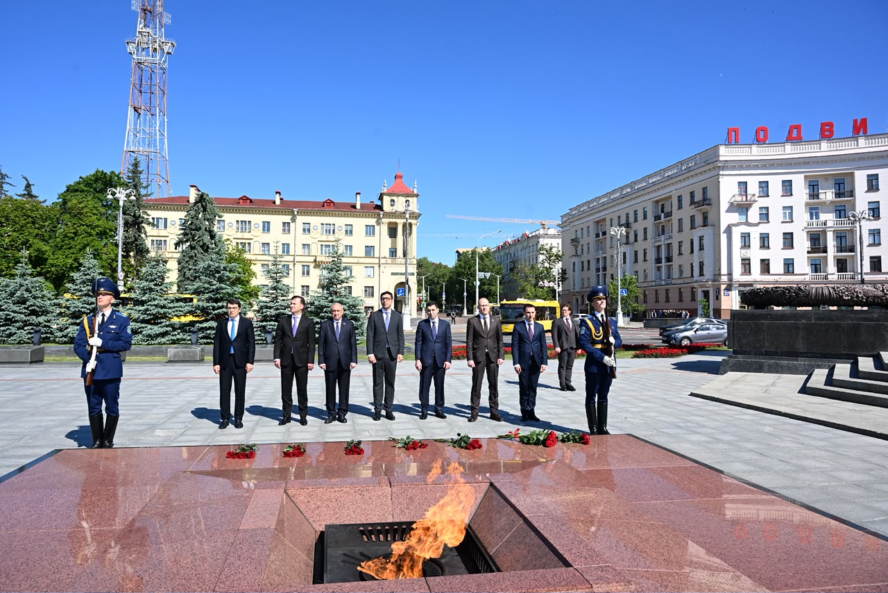 Azerbaijani deputy prime minister's delegation visits Victory Monument in Minsk (PHOTO)
