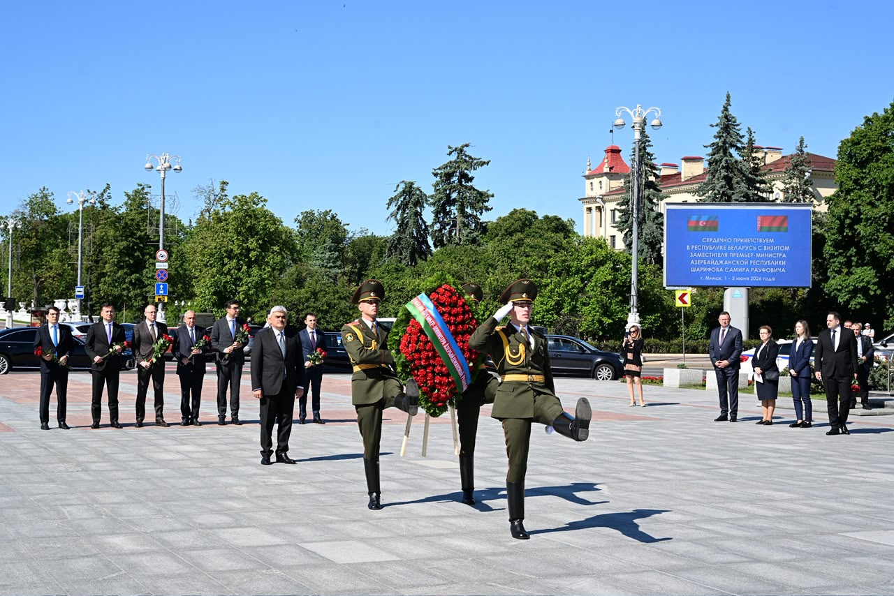 Azerbaijani deputy prime minister's delegation visits Victory Monument in Minsk (PHOTO)