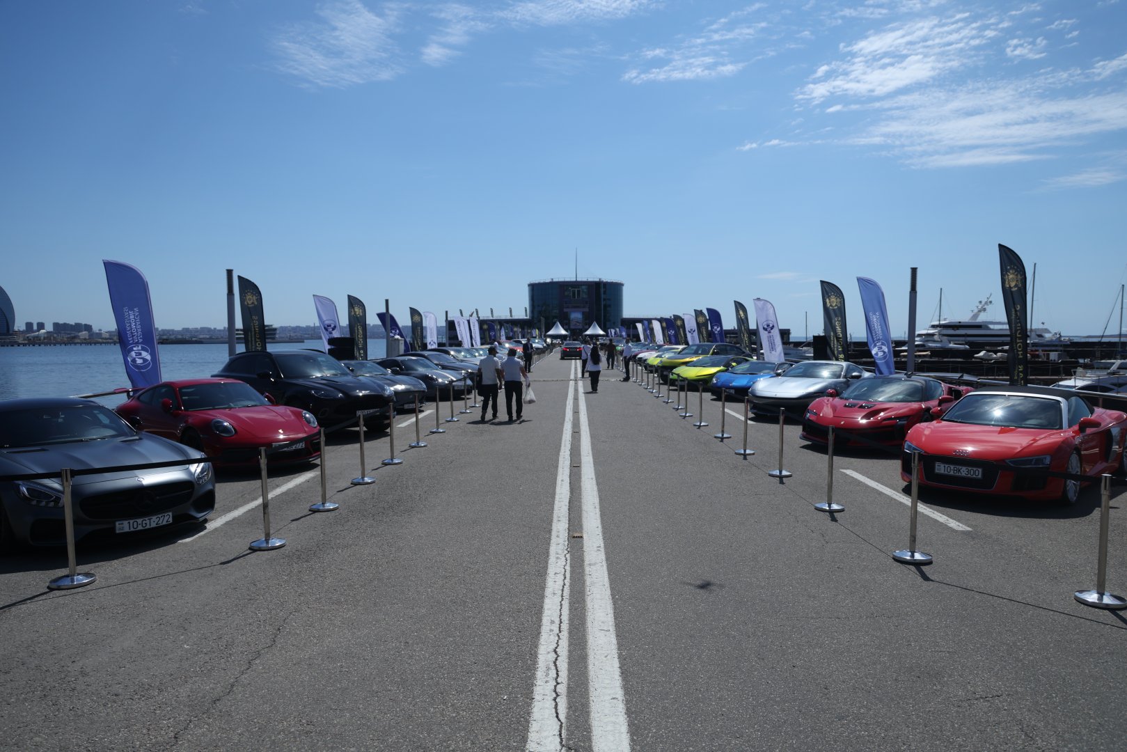 Baku boulevard hosts festival of classic and supercars (PHOTO)