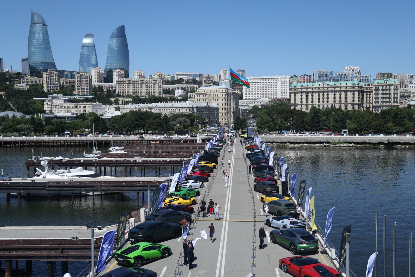 Baku boulevard hosts festival of classic and supercars (PHOTO)