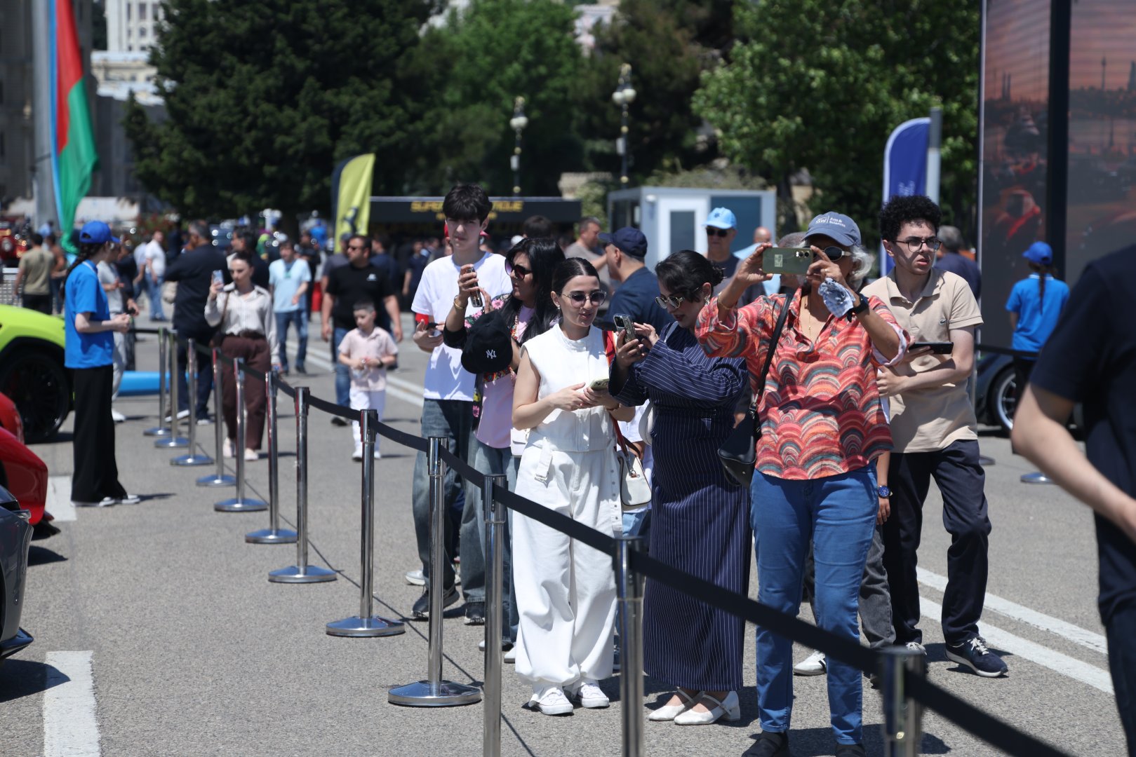 Baku boulevard hosts festival of classic and supercars (PHOTO)
