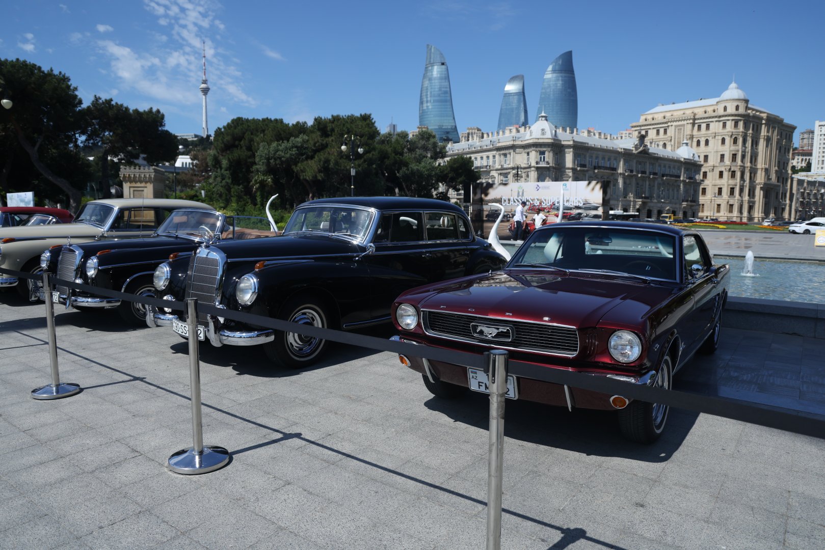 Baku boulevard hosts festival of classic and supercars (PHOTO)