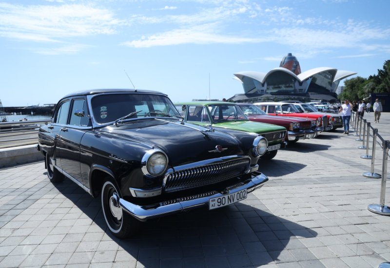 Baku boulevard hosts festival of classic and supercars (PHOTO)