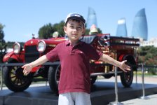Baku boulevard hosts festival of classic and supercars (PHOTO)