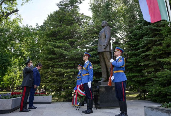 Azerbaijani Defense Minister pays official visit to Serbia (PHOTO)