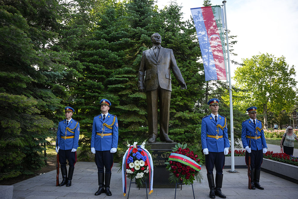 Azerbaijani Defense Minister pays official visit to Serbia (PHOTO)