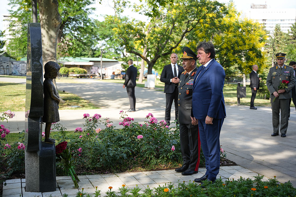 Azerbaijani Defense Minister pays official visit to Serbia (PHOTO)