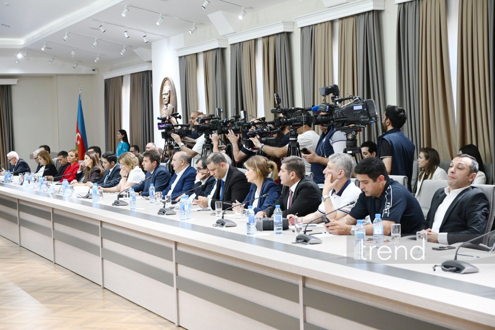 Azerbaijani MEDIA organizes public discussion of new draft law (PHOTO)