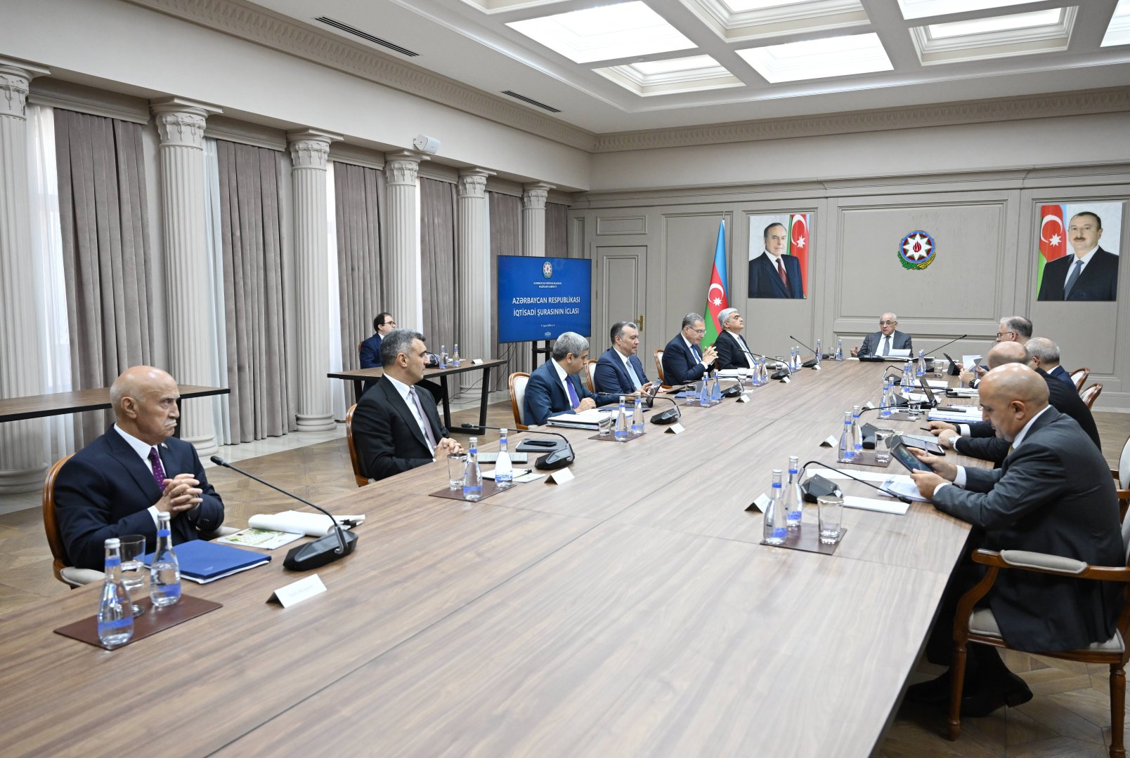 Azerbaijan's prime minister holds meeting and adopts new decision (PHOTO)