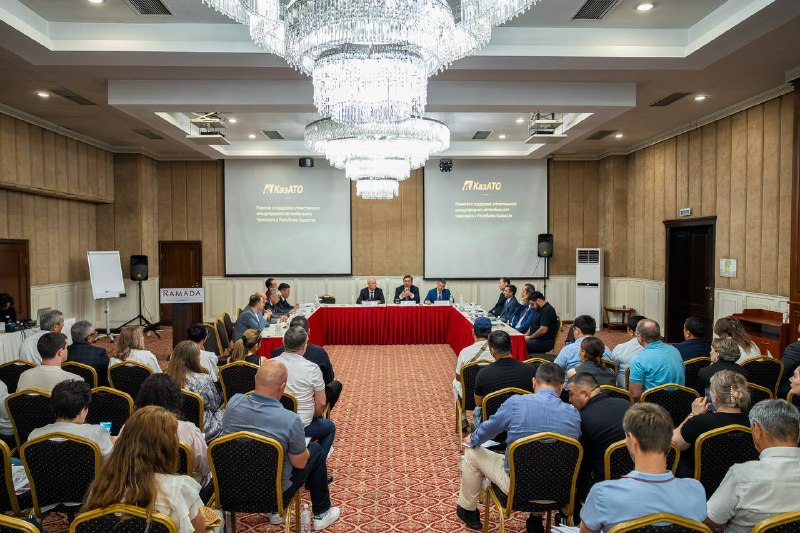 Kazakhstan discusses key issues in int'l road transportation with carriers