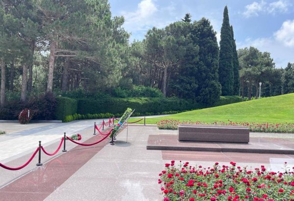 Azerbaijani prime minister visits grave of National Leader Heydar Aliyev in Alley of Honor