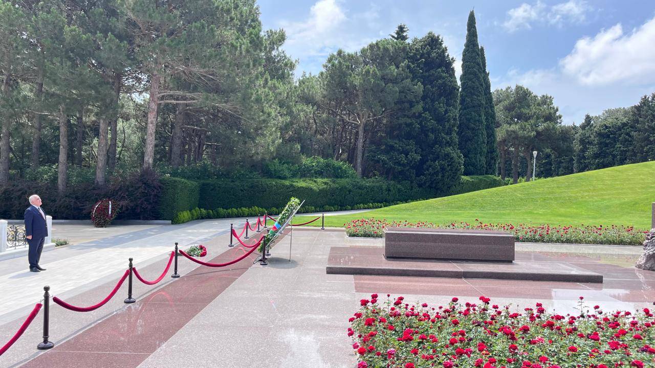Azerbaijani prime minister visits grave of National Leader Heydar Aliyev in Alley of Honor