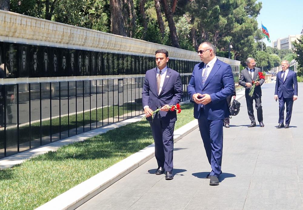 U.S. Congress delegation visits Alley of Martyrs in Baku (PHOTO)