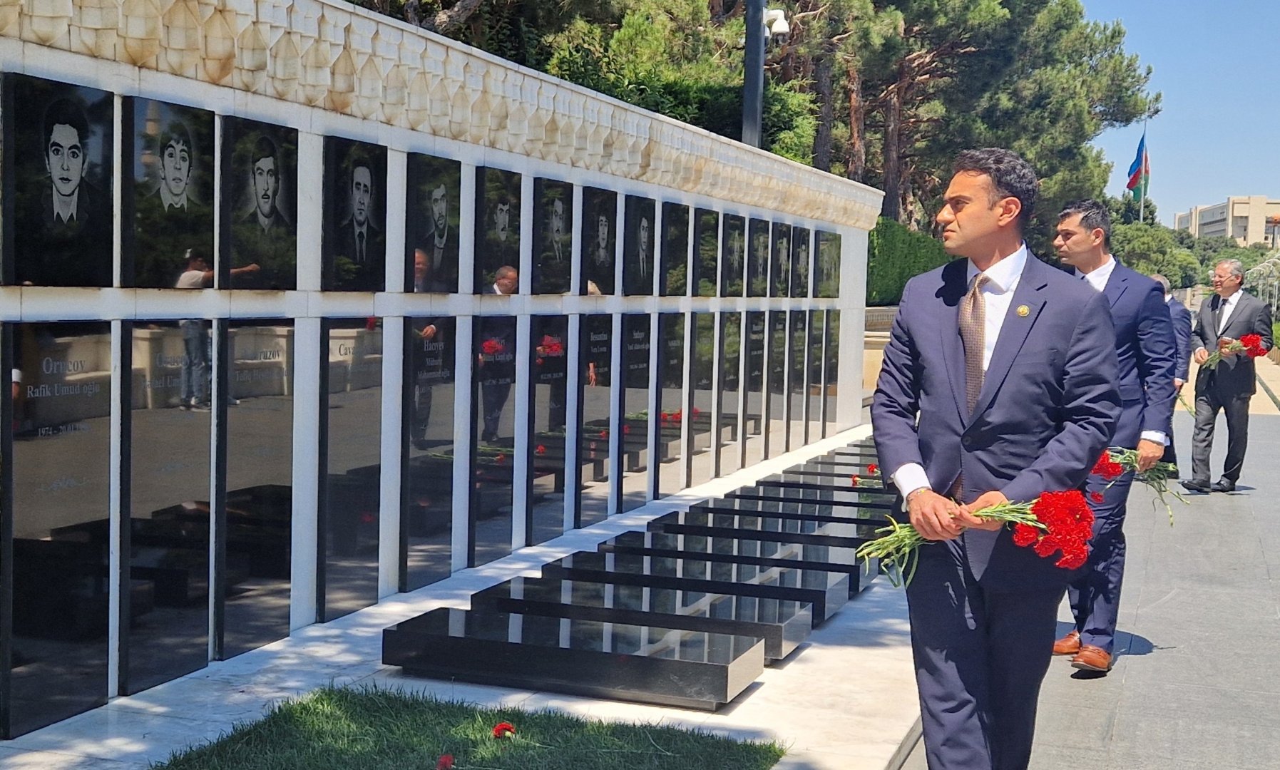 U.S. Congress delegation visits Alley of Martyrs in Baku (PHOTO)