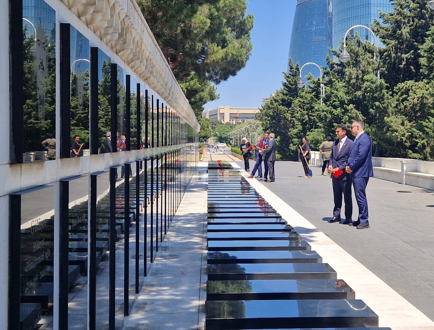 U.S. Congress delegation visits Alley of Martyrs in Baku (PHOTO)