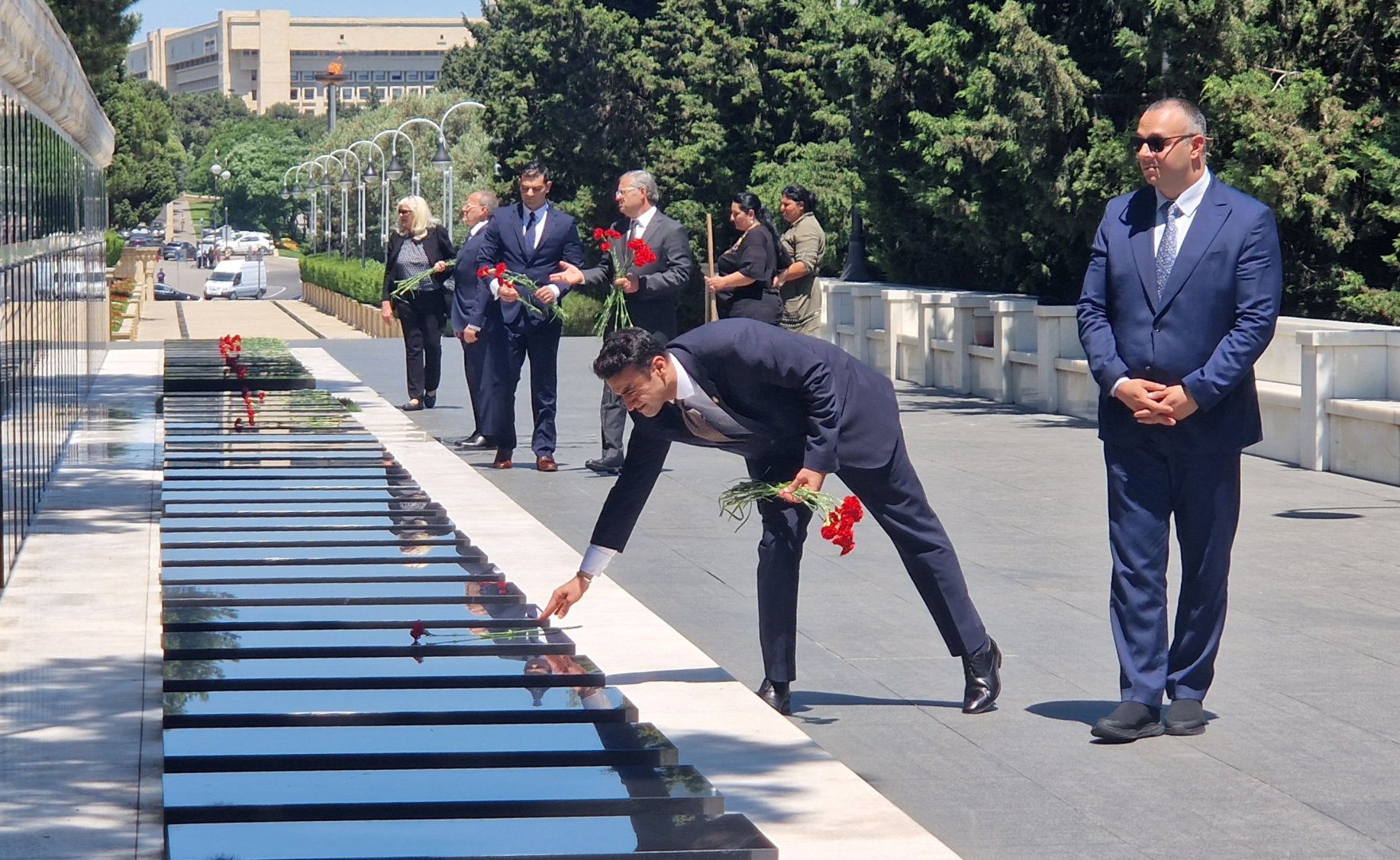 U.S. Congress delegation visits Alley of Martyrs in Baku (PHOTO)