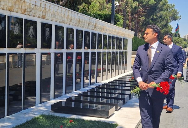 U.S. Congress delegation visits Alley of Martyrs in Baku (PHOTO)