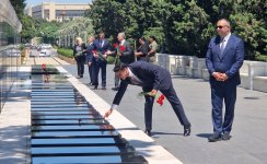U.S. Congress delegation visits Alley of Martyrs in Baku (PHOTO)