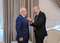 President Ilham Aliyev presents "Dostlug" Order to famous public and political figure of Dagestan Gurban Gurbanov (PHOTO)