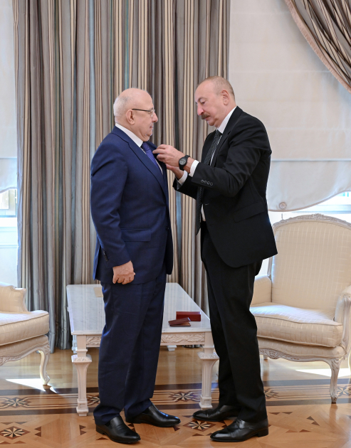 President Ilham Aliyev presents "Dostlug" Order to famous public and political figure of Dagestan Gurban Gurbanov (PHOTO)