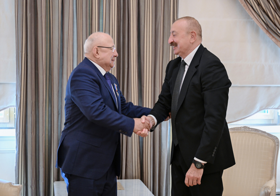 President Ilham Aliyev presents "Dostlug" Order to famous public and political figure of Dagestan Gurban Gurbanov (PHOTO)
