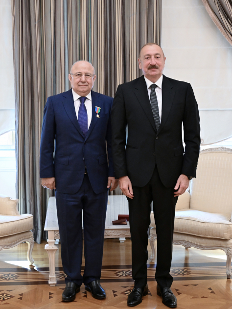 President Ilham Aliyev presents "Dostlug" Order to famous public and political figure of Dagestan Gurban Gurbanov (PHOTO)