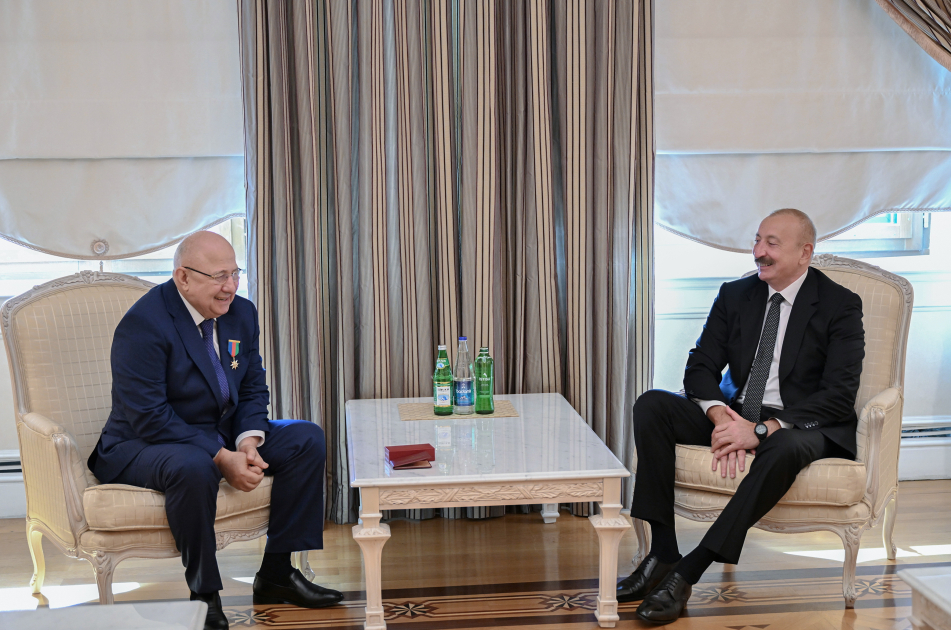President Ilham Aliyev presents "Dostlug" Order to famous public and political figure of Dagestan Gurban Gurbanov (PHOTO)