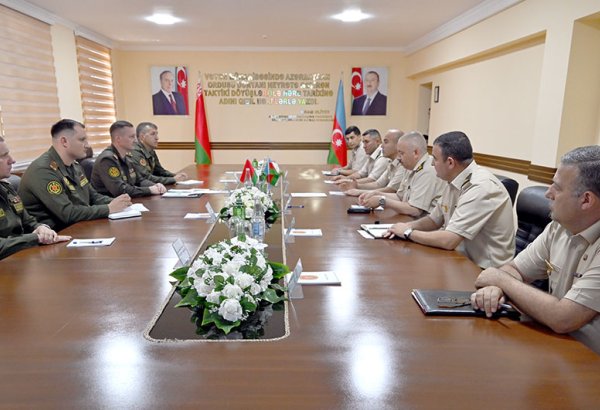 Azerbaijani and Belarusian MoD representatives hold working meeting (PHOTO)