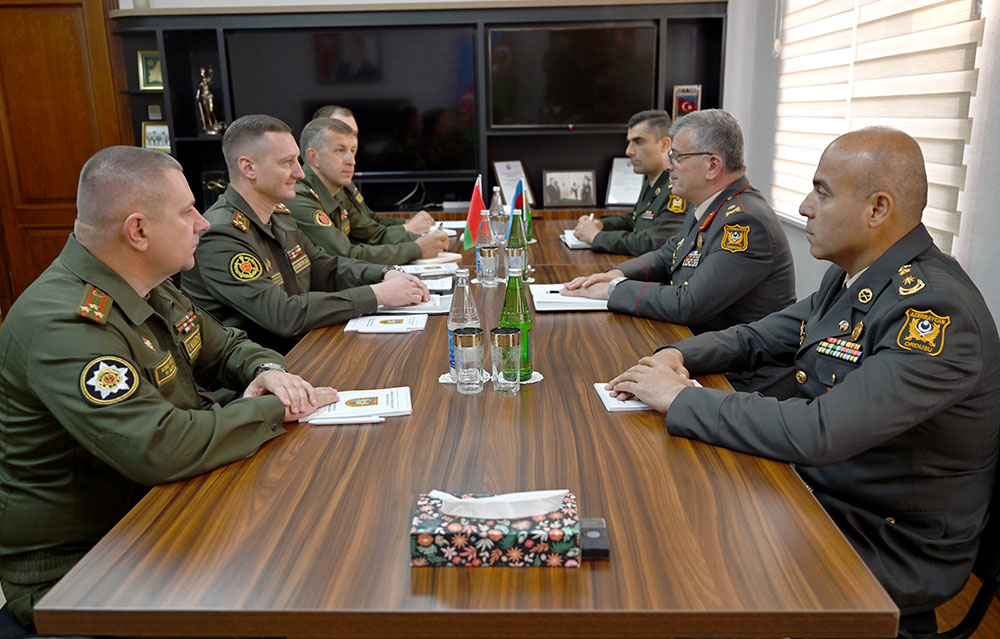 Azerbaijani and Belarusian MoD representatives hold working meeting (PHOTO)