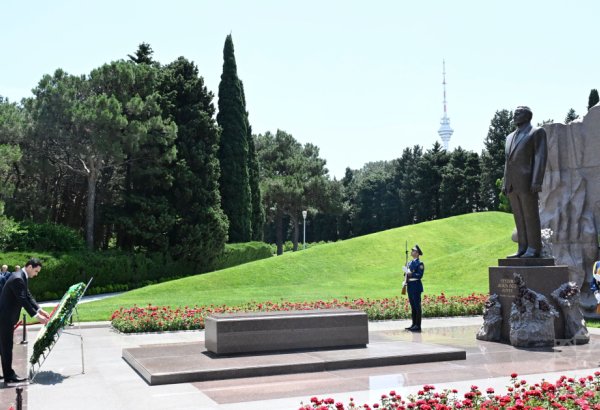 Turkmen President pays tribute to National Leader Heydar Aliyev (PHOTO)