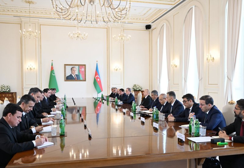 President Ilham Aliyev holds expanded meeting with President of Turkmenistan (PHOTO)