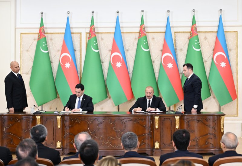 Azerbaijan and Turkmenistan exchange documents (PHOTO)