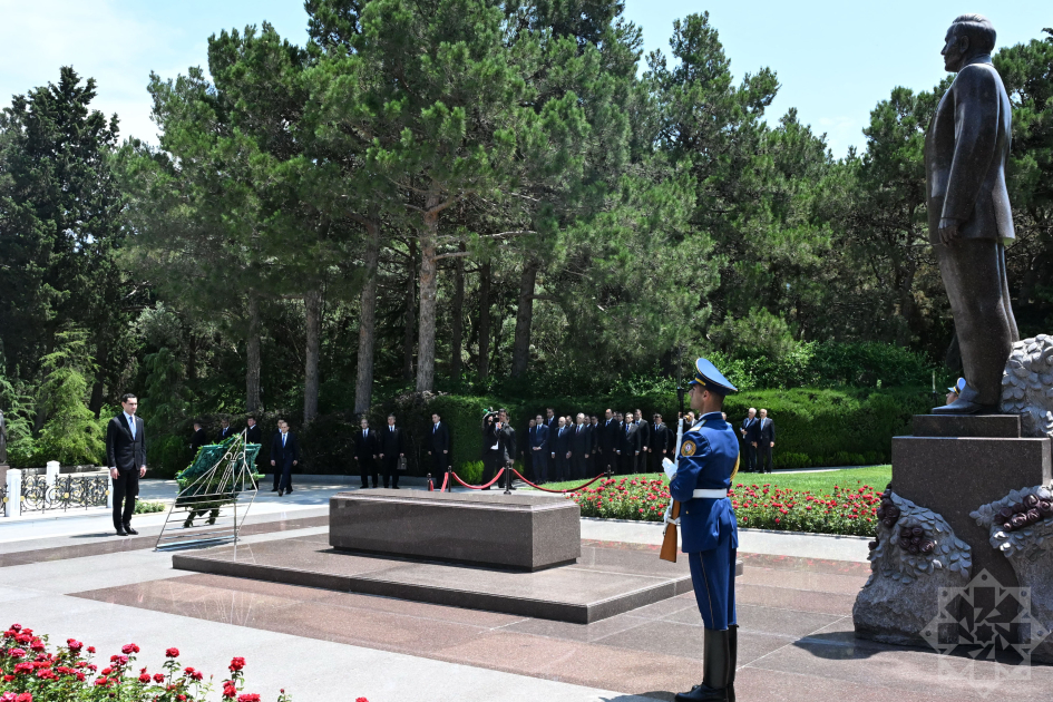 Turkmen President pays tribute to National Leader Heydar Aliyev (PHOTO)