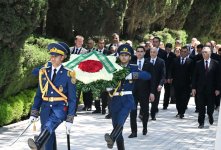 Turkmen President pays tribute to National Leader Heydar Aliyev (PHOTO)