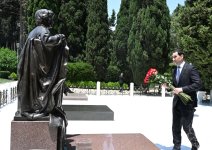 Turkmen President pays tribute to National Leader Heydar Aliyev (PHOTO)