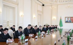 President Ilham Aliyev holds expanded meeting with President of Turkmenistan (PHOTO)
