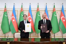 Azerbaijan and Turkmenistan exchange documents (PHOTO)
