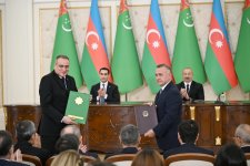 Azerbaijan and Turkmenistan exchange documents (PHOTO)
