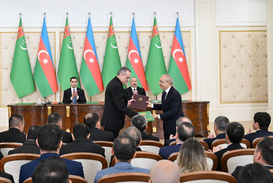 Azerbaijan and Turkmenistan exchange documents (PHOTO)
