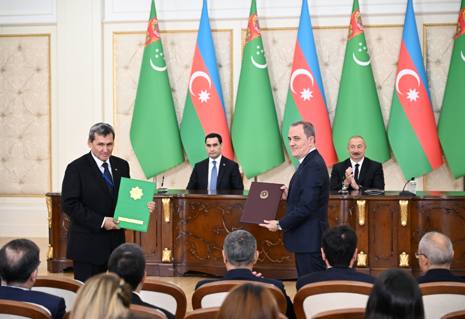 Azerbaijan and Turkmenistan exchange documents (PHOTO)