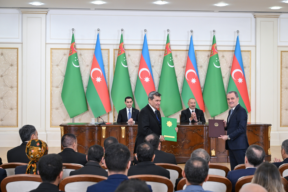 Azerbaijan and Turkmenistan exchange documents (PHOTO)