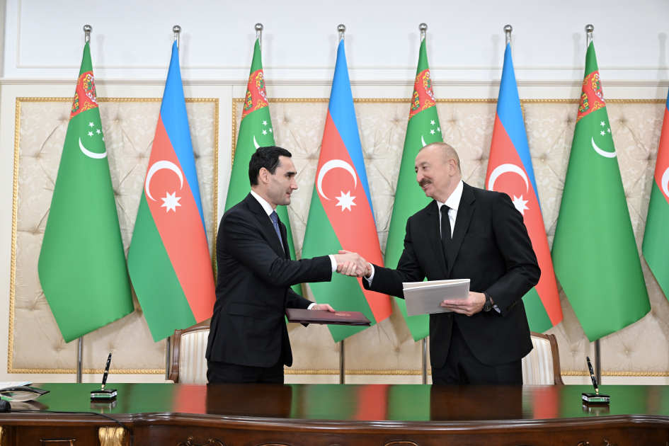 Azerbaijan and Turkmenistan exchange documents (PHOTO)